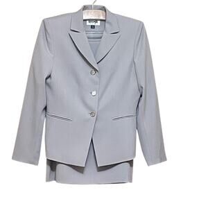 NWT. Kasper Elegant Women's Light Gray 2-Piece Suit. 6